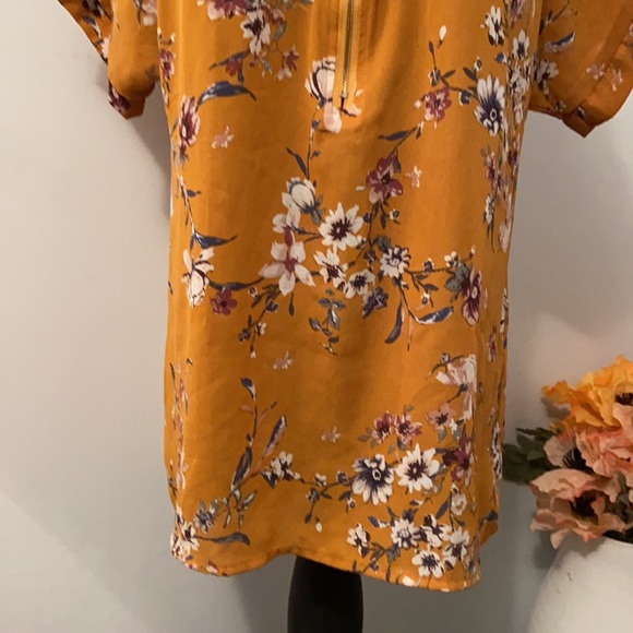 Persaya Mustard Yellow Floral Zippered Blouse with Cuffed Short Sleeves - Picture 3 of 12